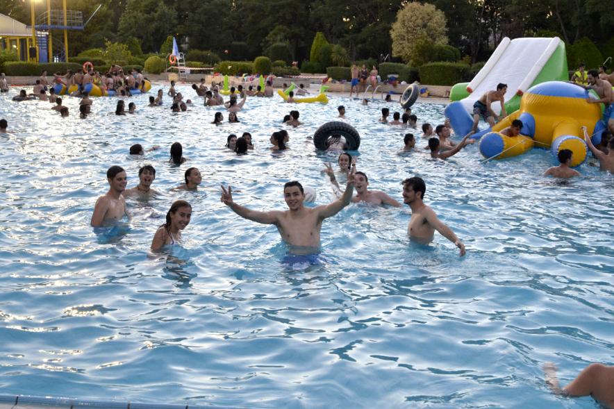 Jóvenes en la piscina