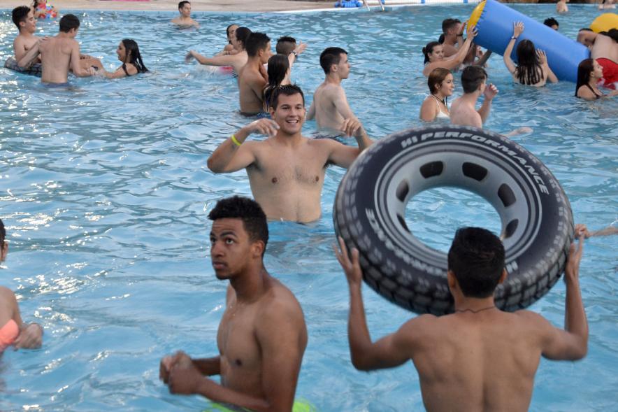 jóvenes jugando en la piscina