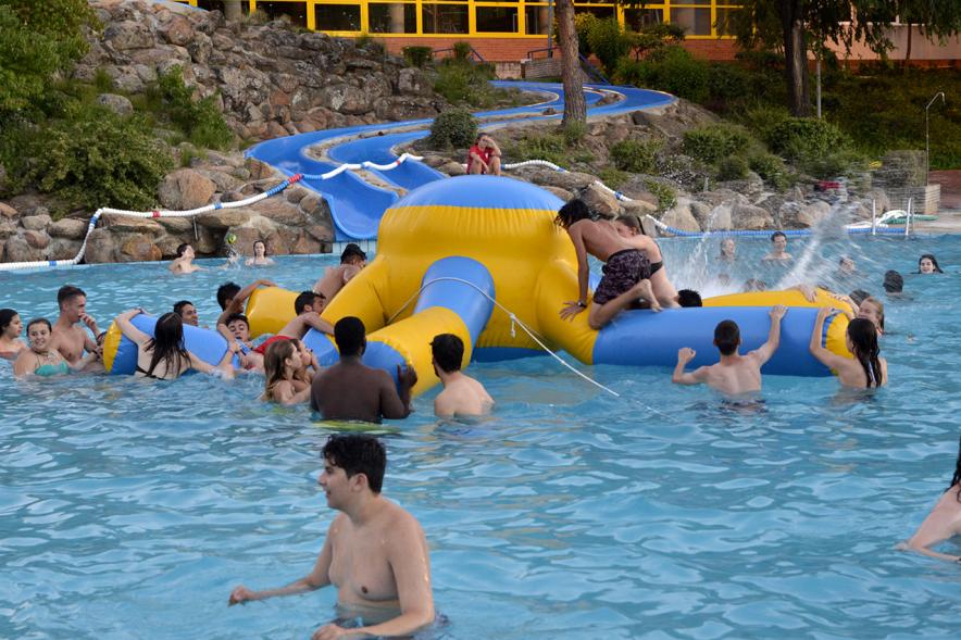 jóvenes jugando en la piscina