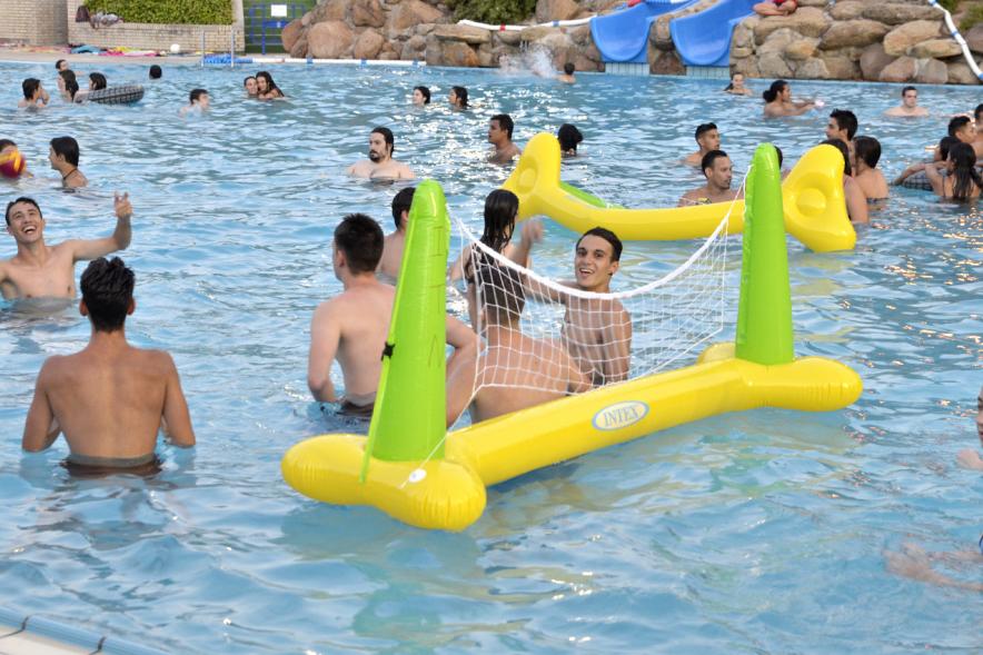 Jóvenes jugando en el agua