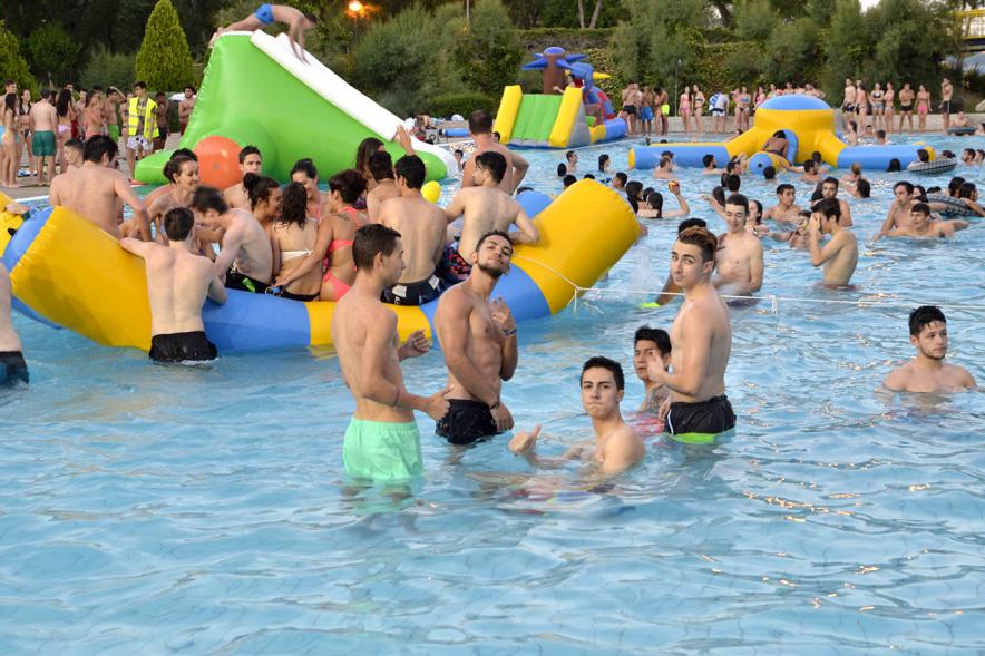 Jóvenes jugando en el agua