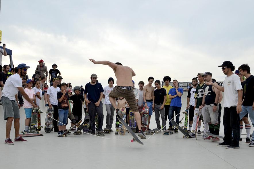 Imagina tu Noche de Skate - Exhibición de un participante con su skate.