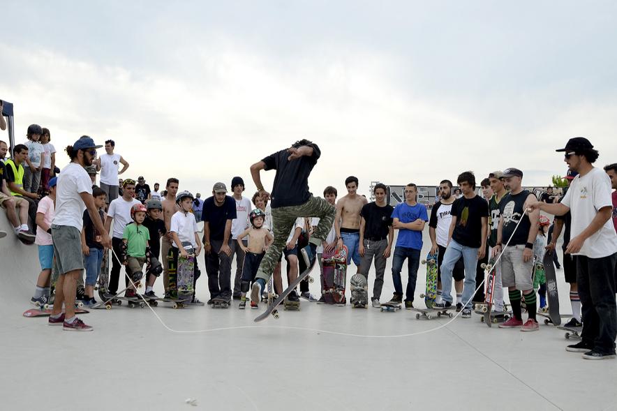 Imagina tu Noche de Skate - Exhibición de un participante con su skate.