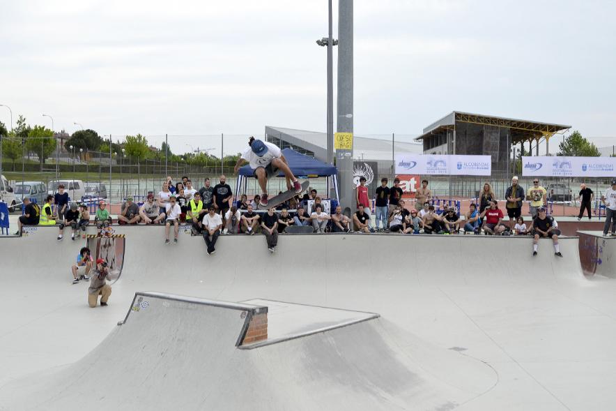 Imagina tu Noche de Skate - Exhibición de un participante con su skate.