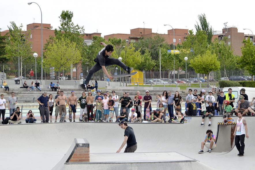 Imagina tu Noche de Skate - Exhibición de un participante con su skate.