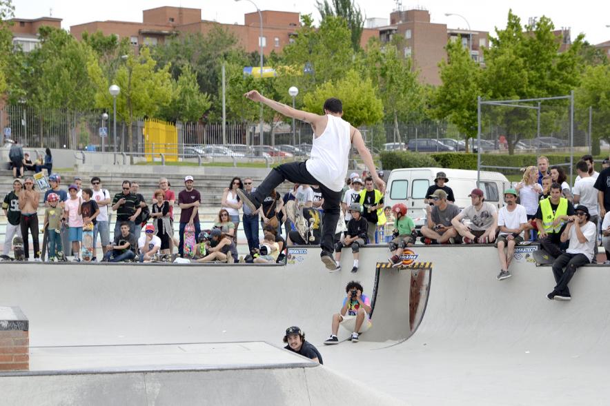 Imagina tu Noche de Skate - Exhibición de un participante con su skate.