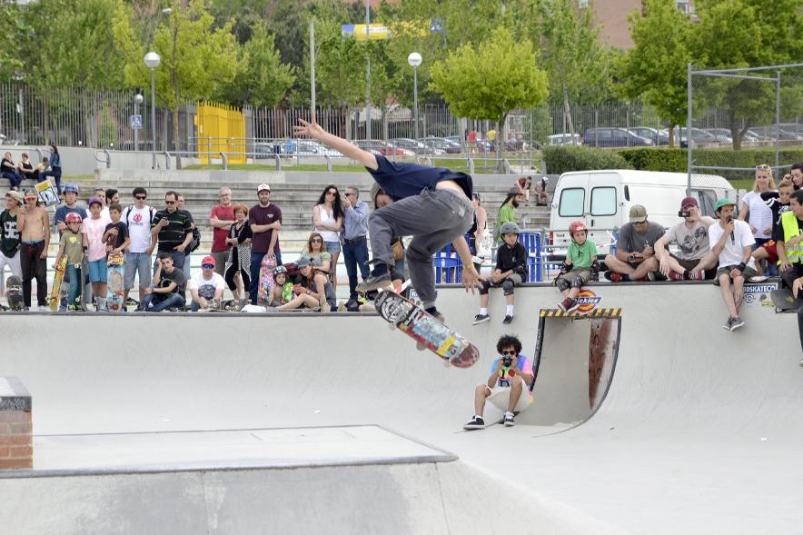 Imagina tu Noche de Skate - Exhibición de un participante con su skate.