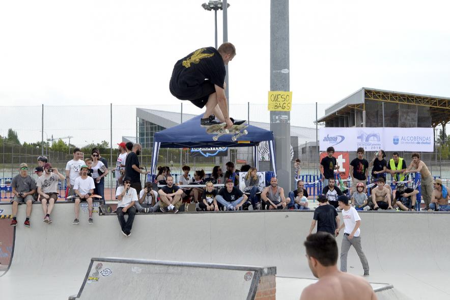 Imagina tu Noche de Skate - Exhibición de un participante con su skate.