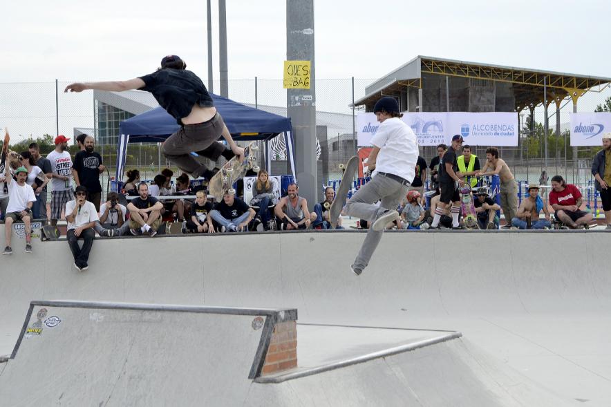 Imagina tu Noche de Skate - Exhibición de un participante con su skate.