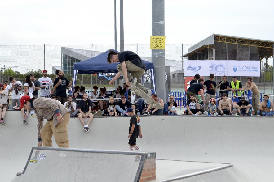 Imagina tu Noche de Skate - Exhibición de un participante con su skate.
