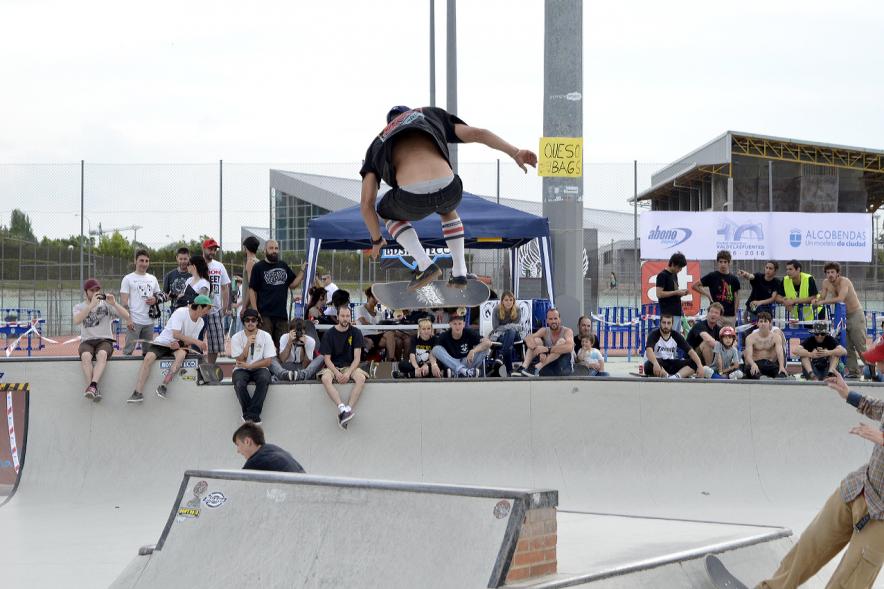 Imagina tu Noche de Skate - Exhibición de un participante con su skate.
