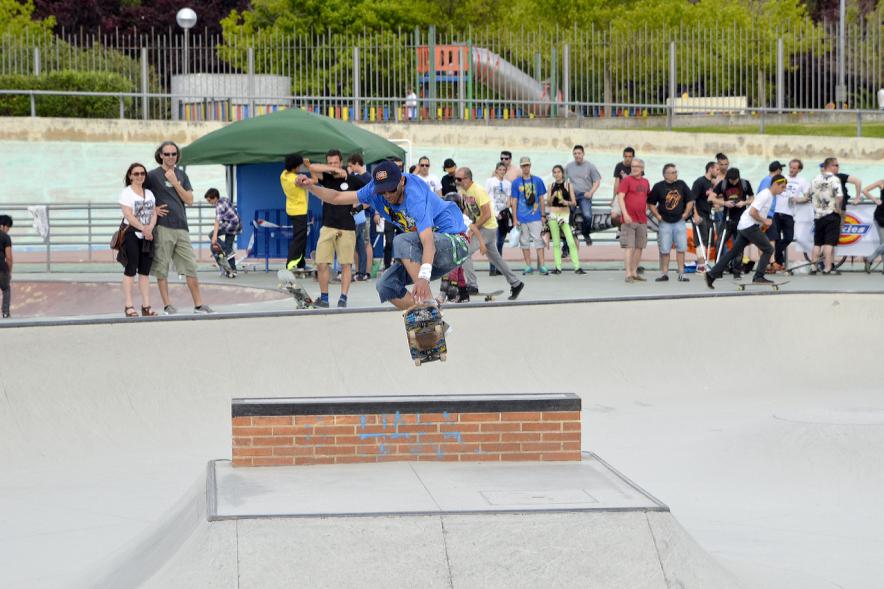 Imagina tu Noche de Skate - Exhibición de un participante con su skate.