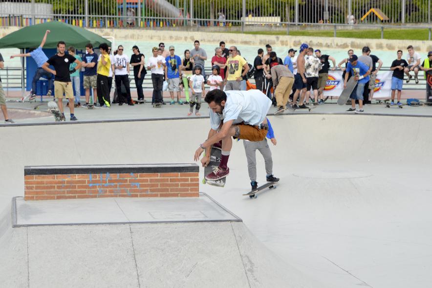 Imagina tu Noche de Skate - Exhibición de un participante con su skate.