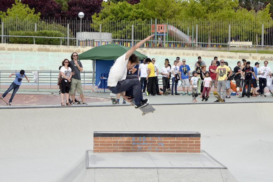 Imagina tu Noche de Skate - Exhibición de un participante con su skate.