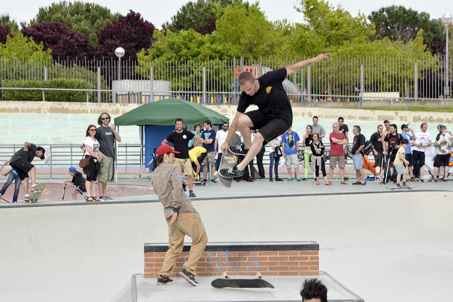Imagina tu Noche de Skate - Exhibición de un participante con su skate.