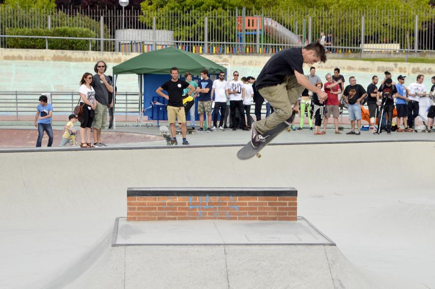 Imagina tu Noche de Skate - Exhibición de un participante con su skate.