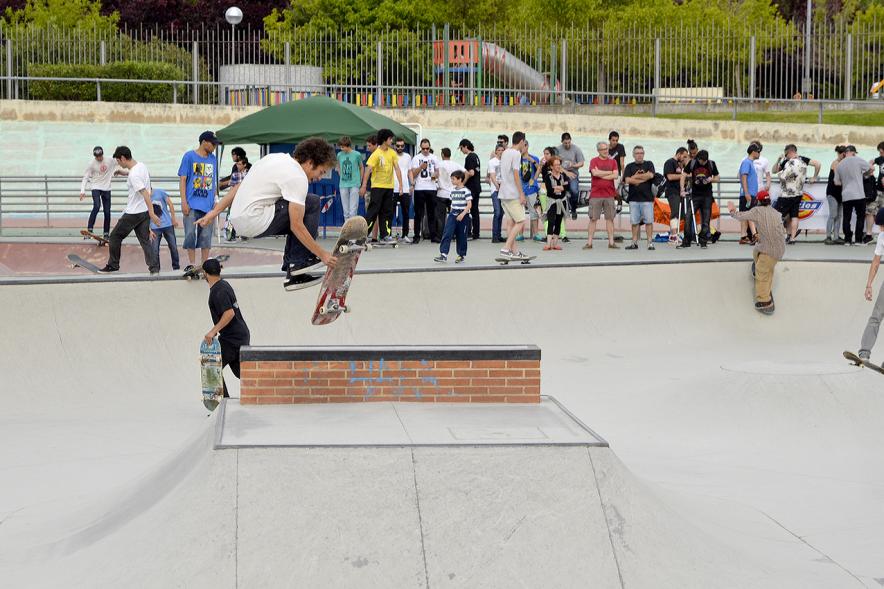 Imagina tu Noche de Skate - Exhibición de un participante con su skate.