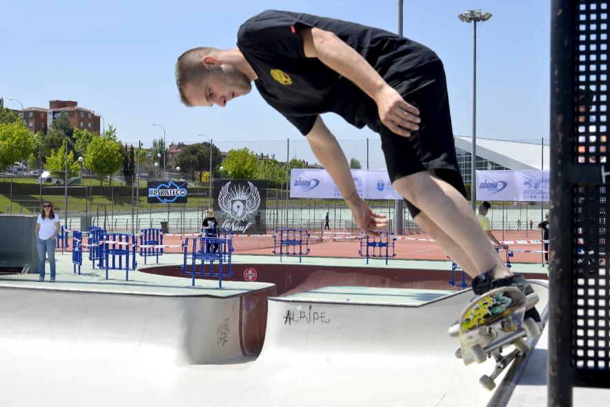 Imagina tu Noche de Skate - Exhibición de un participante con su skate.