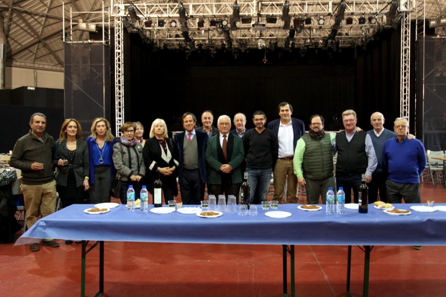 Inauguración XXIª Romería del Pulpo y el Mejillón - Imagen en grupo de todas las personas participantes en el acto.