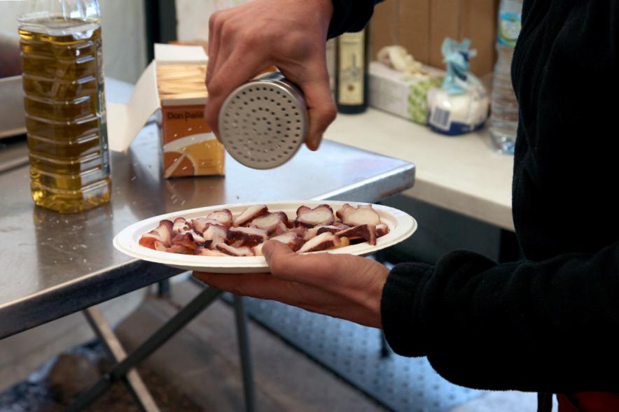 Inauguración XXIª Romería del Pulpo y el Mejillón - Imagen primer plano de un plato de pulpo mientras lo preparan a la gallega.