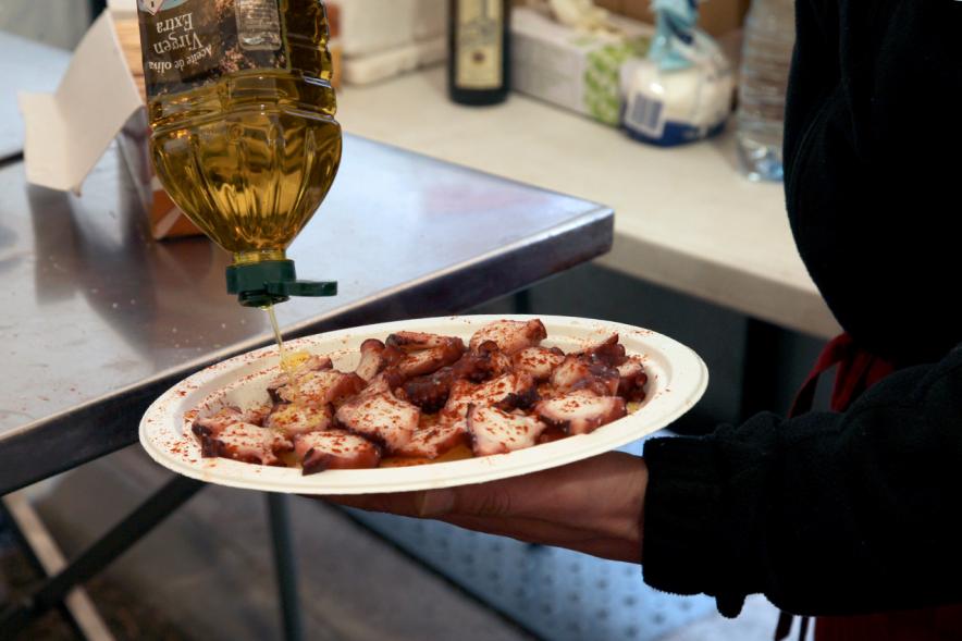 Inauguración XXIª Romería del Pulpo y el Mejillón - Imagen primer plano de un plato de pulpo a la gallega.