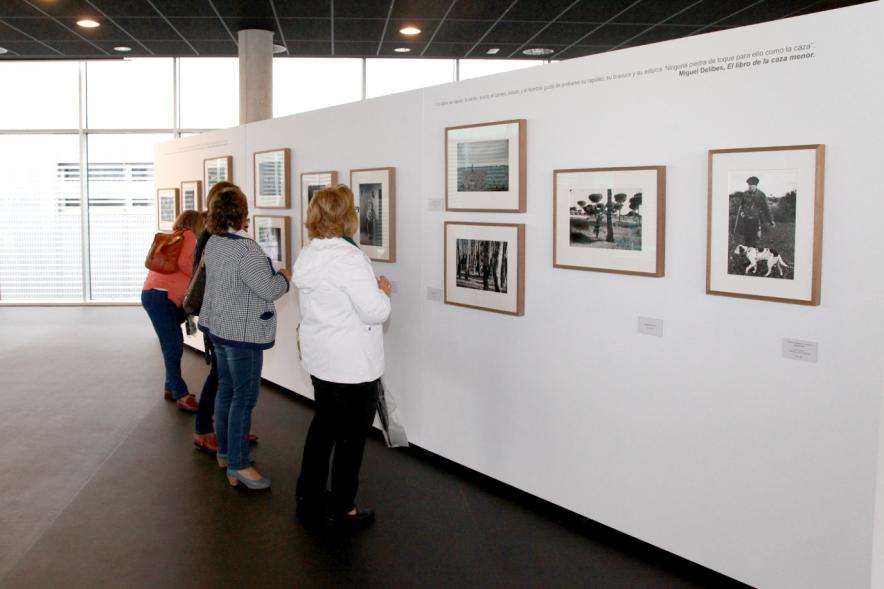 Inauguración Exposición "Cazando Imágenes con Miguel Delibes" -  Grupo de visitantes.