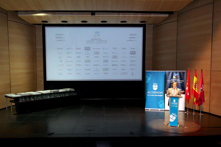 Inauguración Premios Calidad y Servicio de la Postventa de Automoción - Panorámica del escenario con el alcalde y el logo del evento.