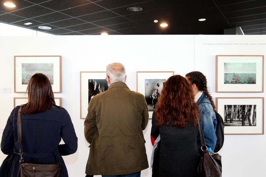 Inauguración Exposición "Cazando Imágenes con Miguel Delibes" - Grupo de visitantes.