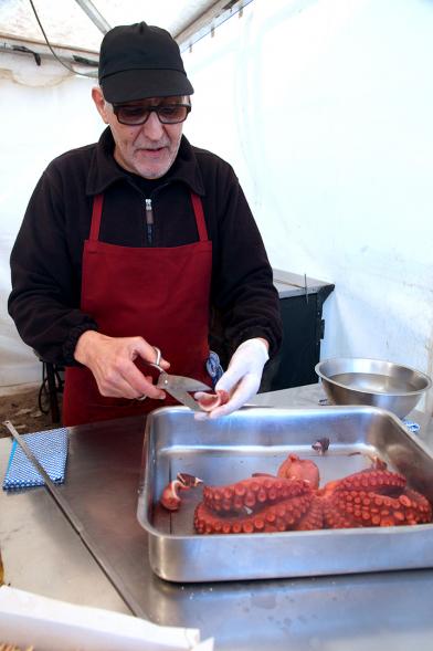 Inauguración XXIª Romería del Pulpo y el Mejillón - Imagen de persona cortando pulpo.