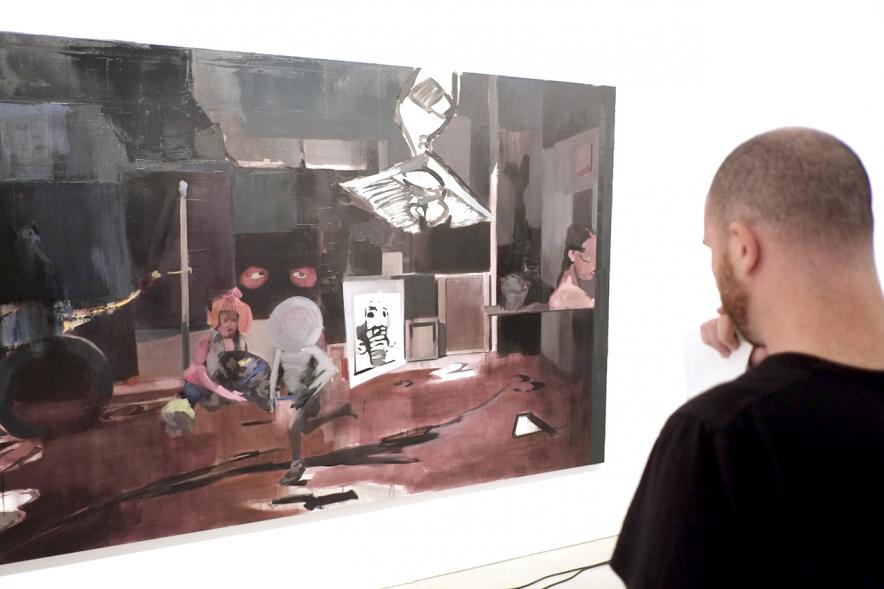 Inauguración Exposiciones de Carlos Vallejo y Nacho Martín - Un visitante contempla una obra. 