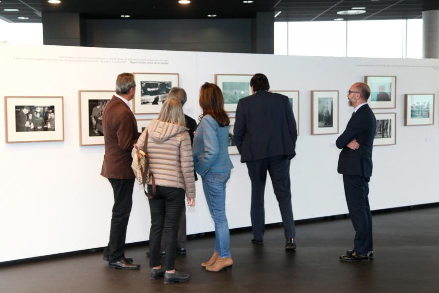 Inauguración Exposición "Cazando Imágenes con Miguel Delibes" -  Las autoridades en la exposición.