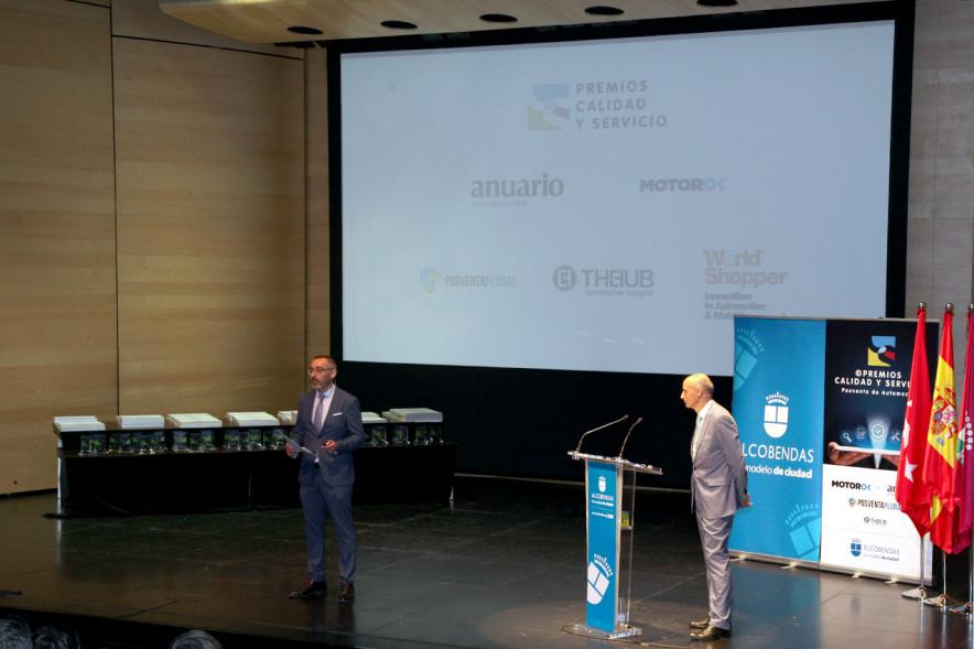 Inauguración Premios Calidad y Servicio de la Postventa de Automoción - Panorámica del escenario con dos empresarios.
