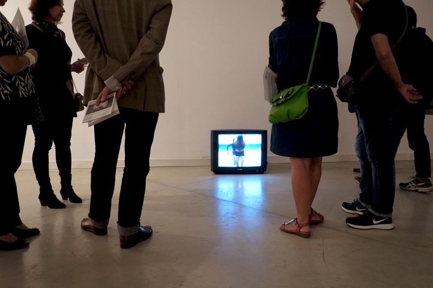 Inauguración Exposiciones de Carlos Vallejo y Nacho Martín - Visitantes frente a una obra.