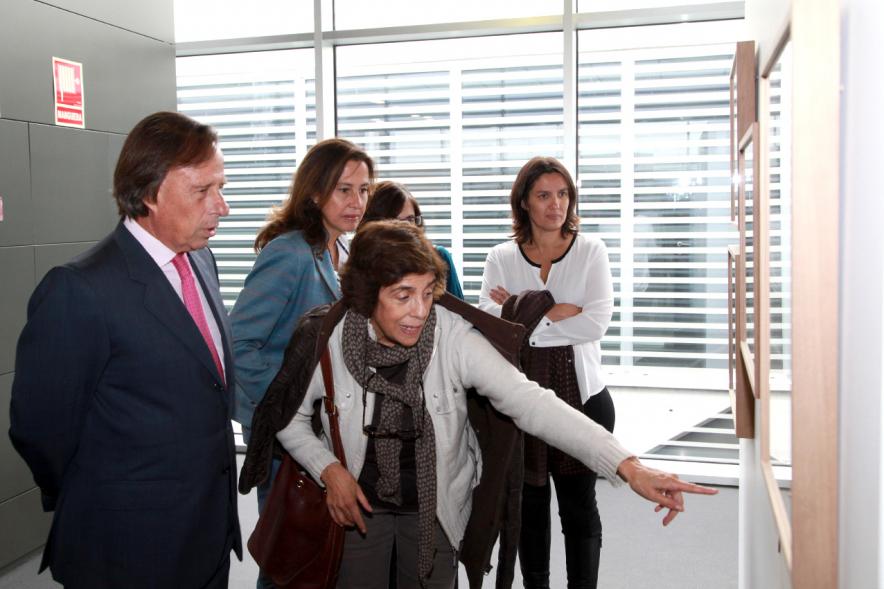 Inauguración Exposición "Cazando Imágenes con Miguel Delibes" -  El alcalde  y los visitantes.