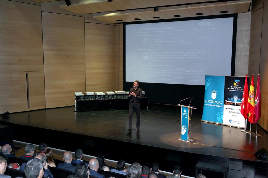 Inauguración Premios Calidad y Servicio de la Postventa de Automoción -  Panorámica del escenario con un ponente.