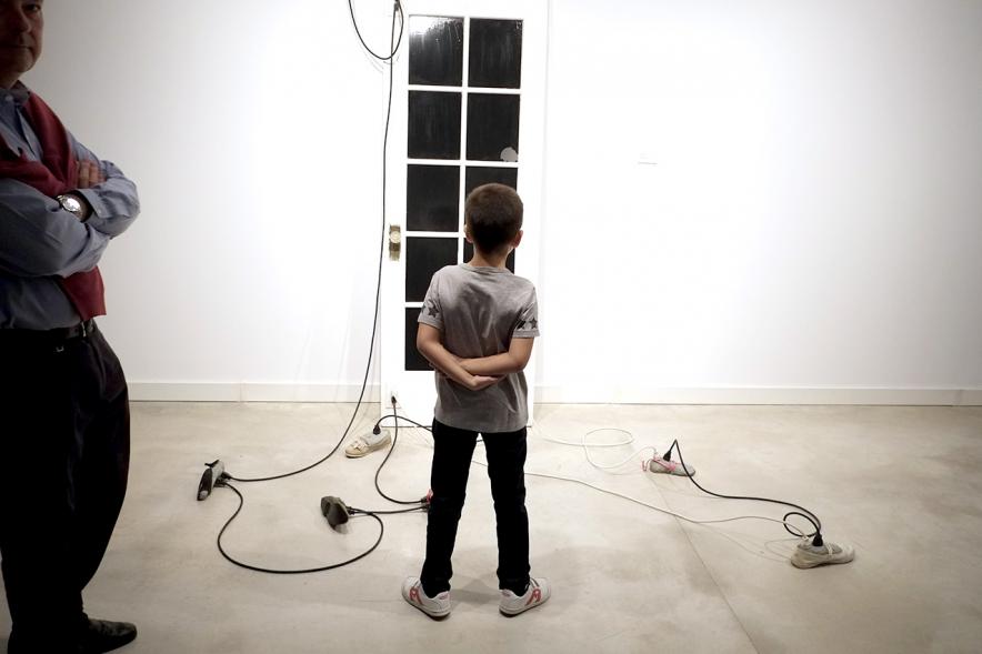 Inauguración Exposiciones de Carlos Vallejo y Nacho Martín -  Visitante frente a una obra.
