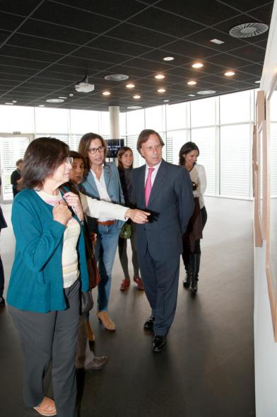 Inauguración Exposición "Cazando Imágenes con Miguel Delibes" -  El alcalde y los visitantes.