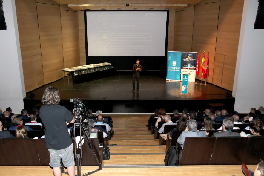 Inauguración Premios Calidad y Servicio de la Postventa de Automoción - Cenital del salón y el escenario.