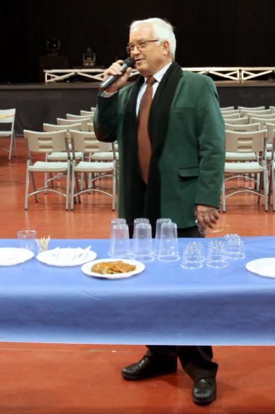 Inauguración XXIª Romería del Pulpo y el Mejillón - Imagen de otra persona dirigiéndose al público asistente.