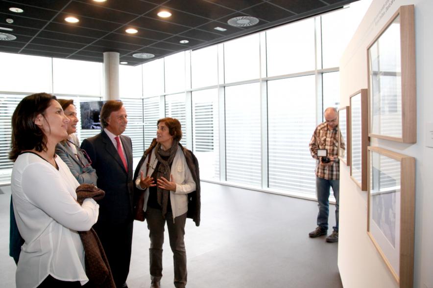 Inauguración Exposición "Cazando Imágenes con Miguel Delibes" -  El alcalde  frente a una obra.