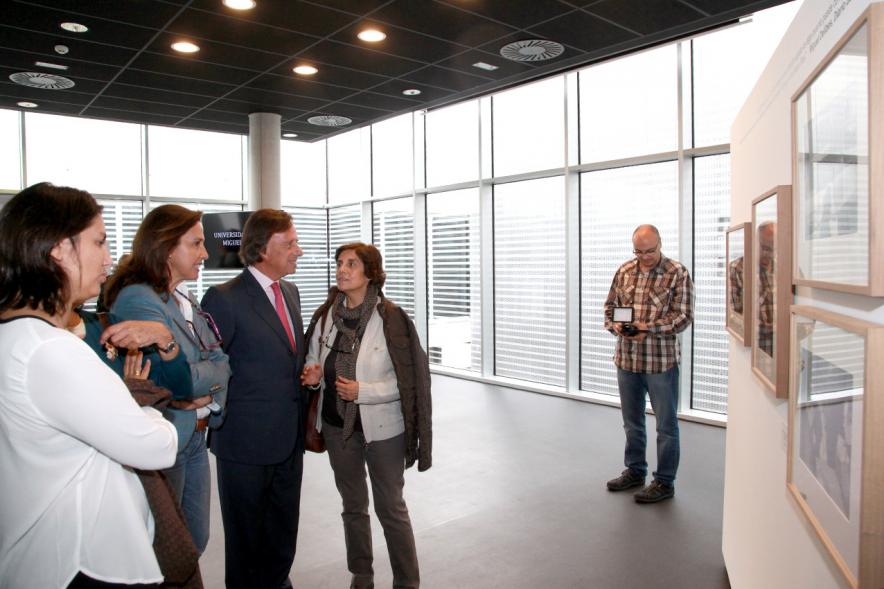 Inauguración Exposición "Cazando Imágenes con Miguel Delibes" -  El alcalde y la comisaria de la exposición.