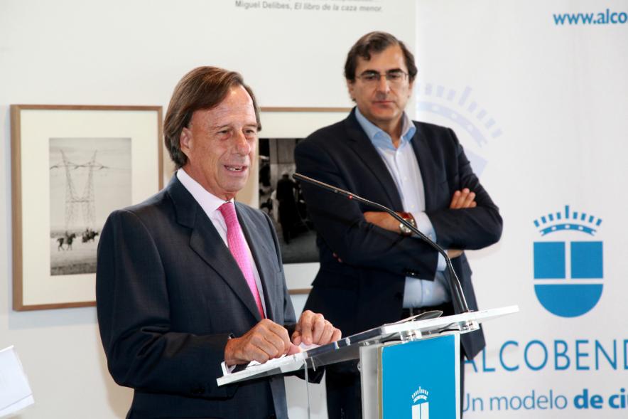 Inauguración Exposición "Cazando Imágenes con Miguel Delibes" - El alcalde y el concejal.