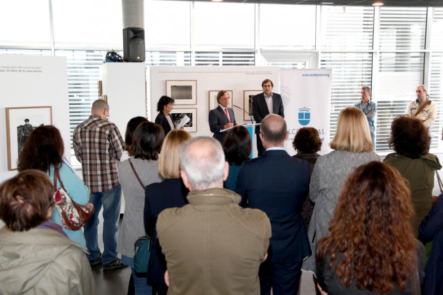 Inauguración Exposición "Cazando Imágenes con Miguel Delibes" - Panorámica del alcalde y el público.
