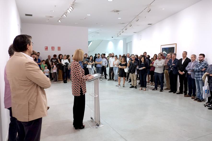 Inauguración Exposiciones de Carlos Vallejo y Nacho Martín -  Una presentadora.