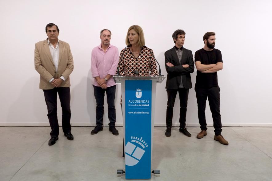 Inauguración Exposiciones de Carlos Vallejo y Nacho Martín - La presentadora.