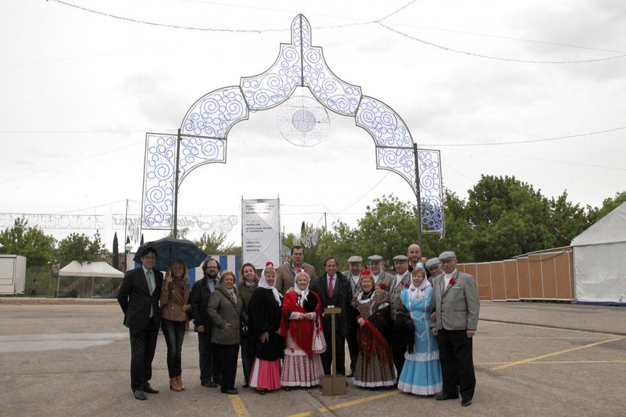 Personalidades ante el pórtico de luces