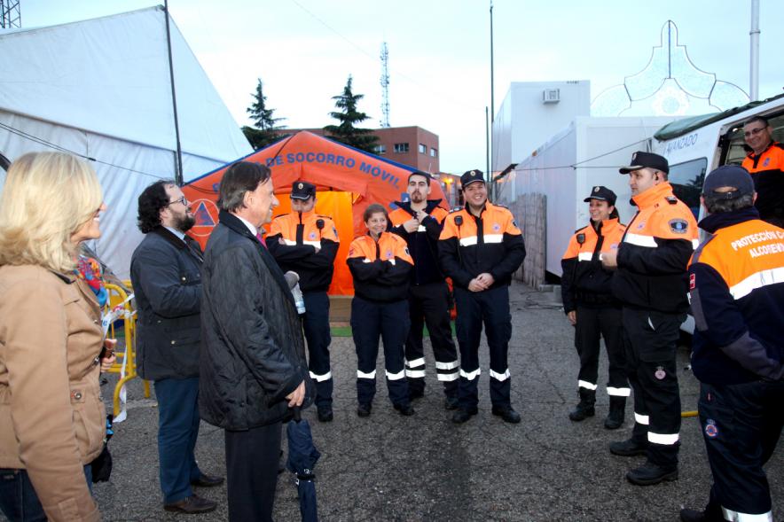 Miembros del ayuntamiento con Protección Civil