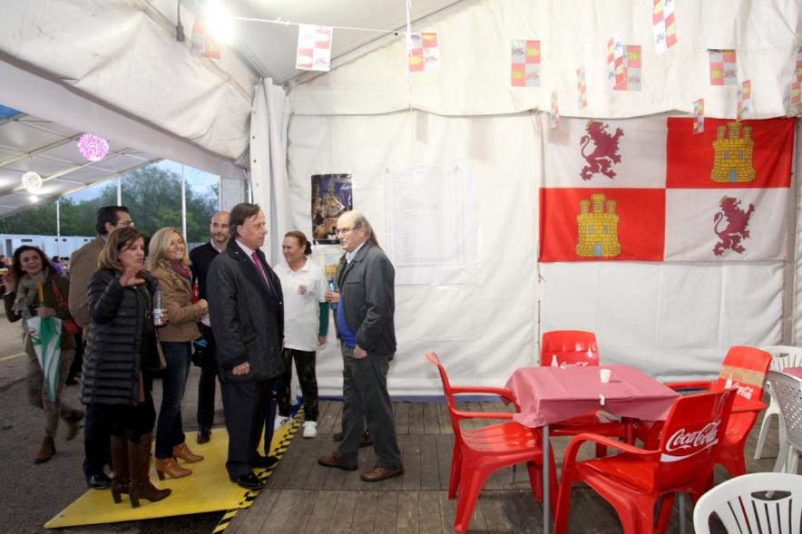 Alcalde García de Vinuesa observando la caseta de Castilla y León