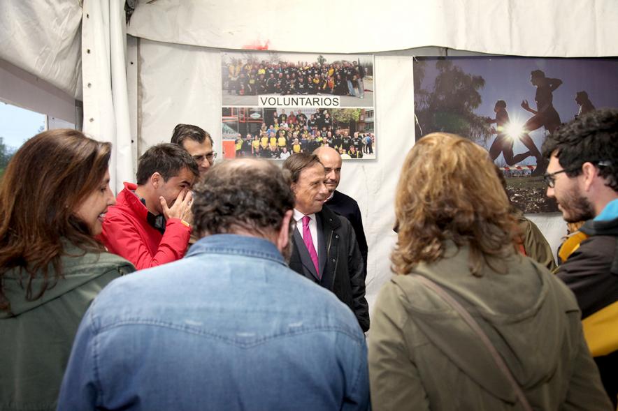 Alcalde y concejales charlan con ciudadanos durante la visita