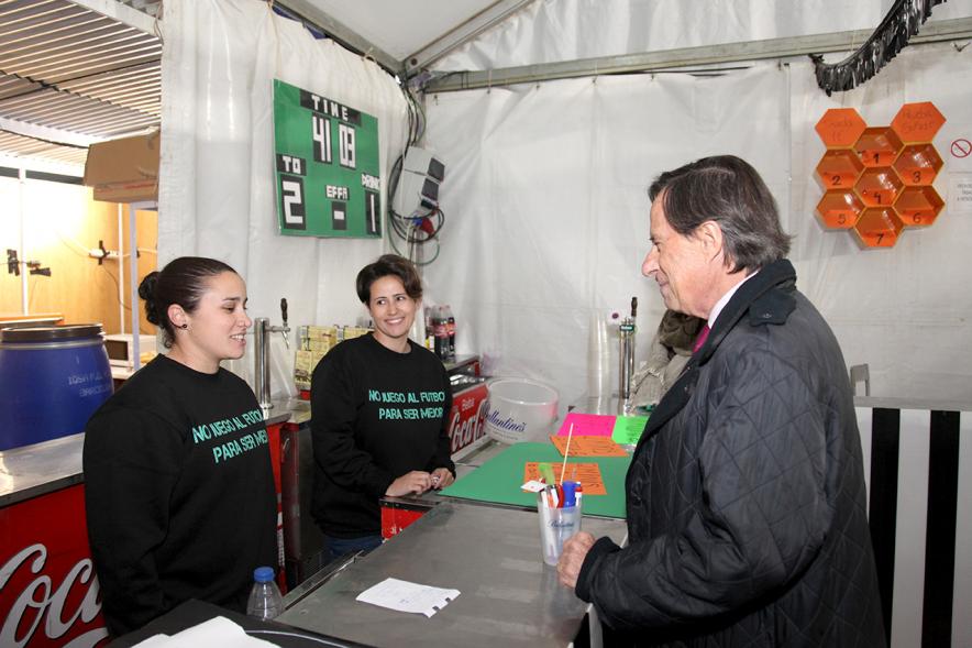 Alcalde García de Vinuesa charla con responsables de la caseta de AFFE 